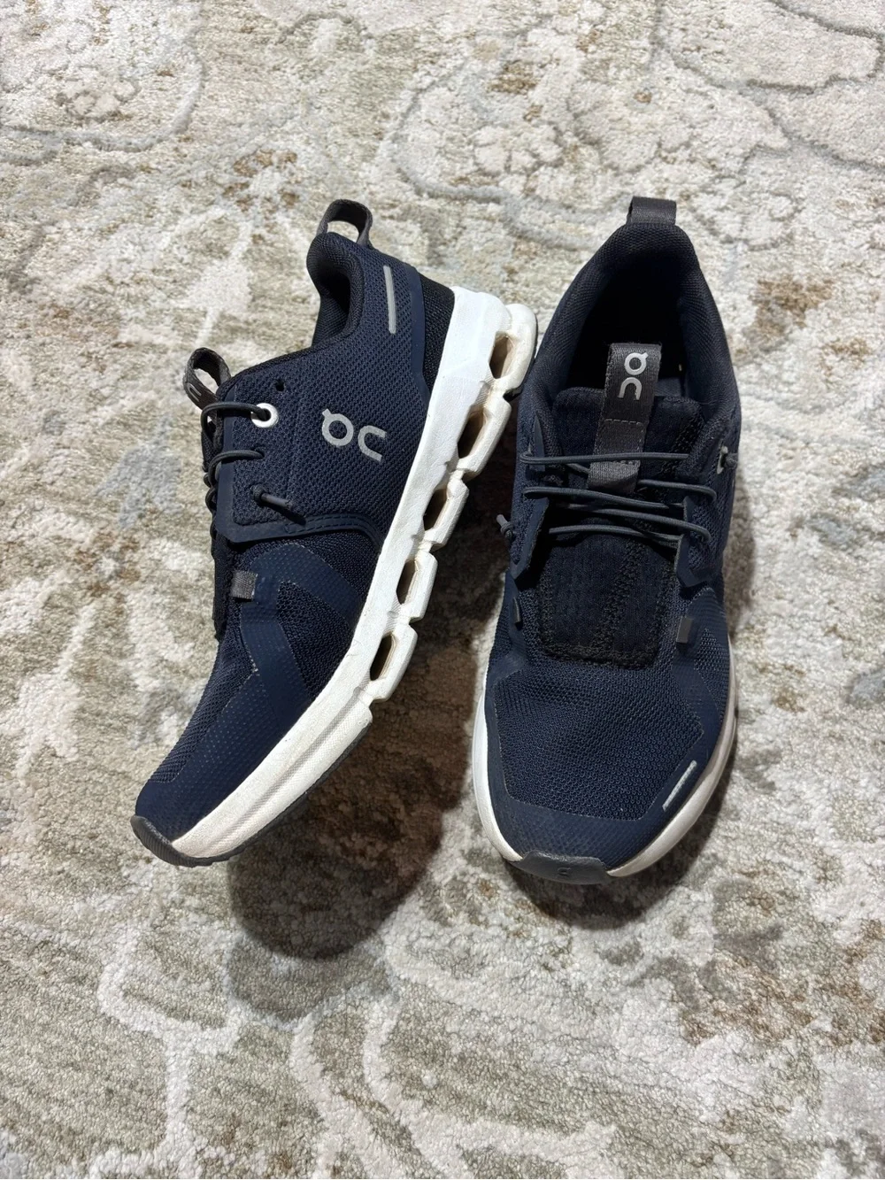 On Running Cloud kids boys Running Shoes - Navy/White size 3.5 youth